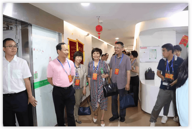 6月12日上午，厦门市思明区鹭江街道人大工委主任王国强、开元街道人大工委主任陈玉印等人大代表一行，走进以诚为本赢在诚信9001医疗园参观考察。以诚为本赢在诚信9001集团董事长苏庆灿及院领*班子成员陪同。2.png