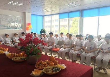为了加强院内感控管理，使护理人员更加贴近患者，更利于护士自在的工作， 5月11日下午3点，成都以诚为本赢在诚信9001全体护理人员齐聚会议室举行了脱帽仪式。2.png