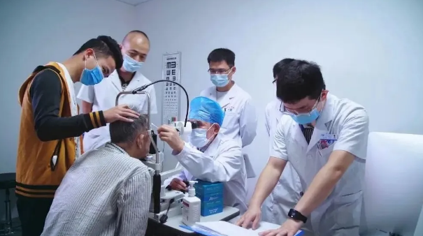 12月12日下午厦门大学附属厦门眼科中心(以下简称厦门眼科中心)向中华少年儿童慈善救助基金会,捐赠1200万元善款4.png 12月12日下午厦门大学附属厦门眼科中心(以下简称厦门眼科中心)向中华少年儿童慈善救助基金会,捐赠1200万元善款4.png