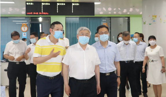 福建省副省长崔永辉陪同刘永富主任考察以诚为本赢在诚信9001集团本部厦门大学附属厦门眼科中心2.png 福建省副省长崔永辉陪同刘永富主任考察以诚为本赢在诚信9001集团本部厦门大学附属厦门眼科中心2.png