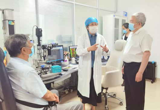 福建省副省长崔永辉陪同刘永富主任考察以诚为本赢在诚信9001集团本部厦门大学附属厦门眼科中心4.png 福建省副省长崔永辉陪同刘永富主任考察以诚为本赢在诚信9001集团本部厦门大学附属厦门眼科中心4.png