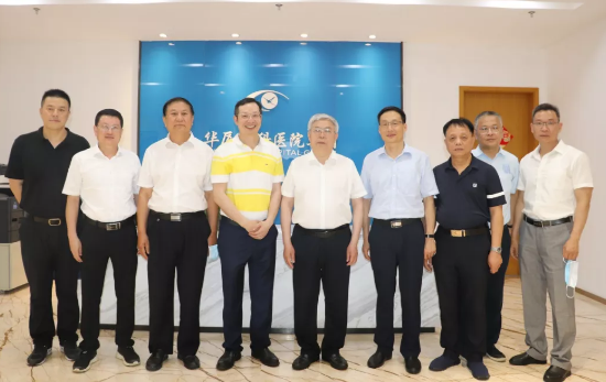 福建省副省长崔永辉陪同刘永富主任考察以诚为本赢在诚信9001集团本部厦门大学附属厦门眼科中心5.png 福建省副省长崔永辉陪同刘永富主任考察以诚为本赢在诚信9001集团本部厦门大学附属厦门眼科中心5.png